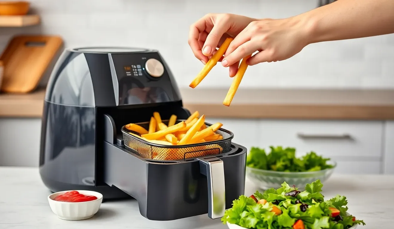 Osoba wyjmująca kosz z frytkami z frytkownicy beztłuszczowej, co pokazuje jak używać airfryera.